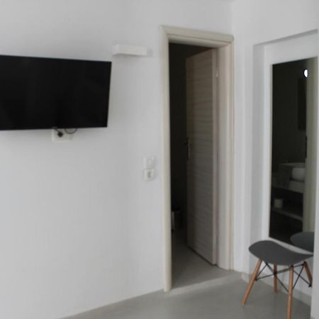 Fira Getaway - Economy Basement Rooms Exteriör bild