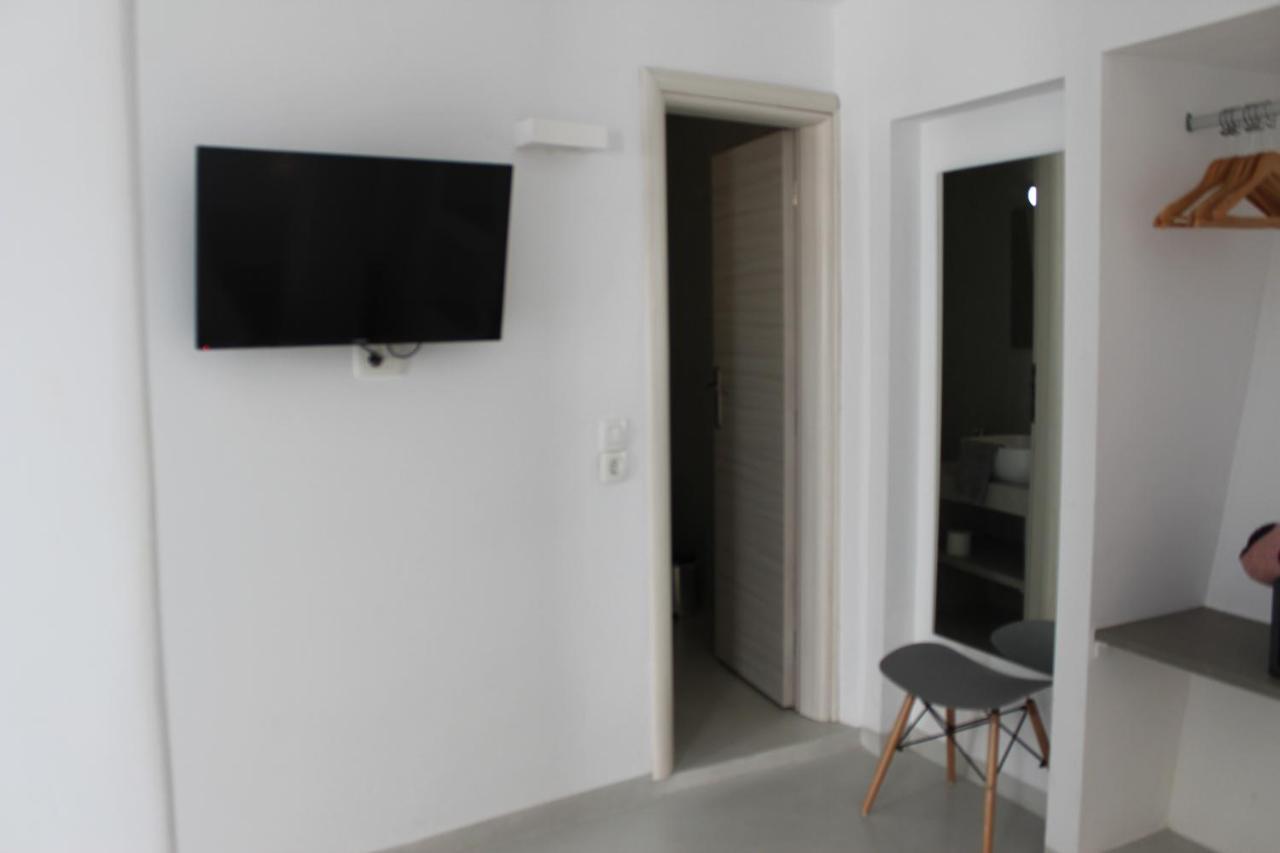 Fira Getaway - Economy Basement Rooms Exteriör bild