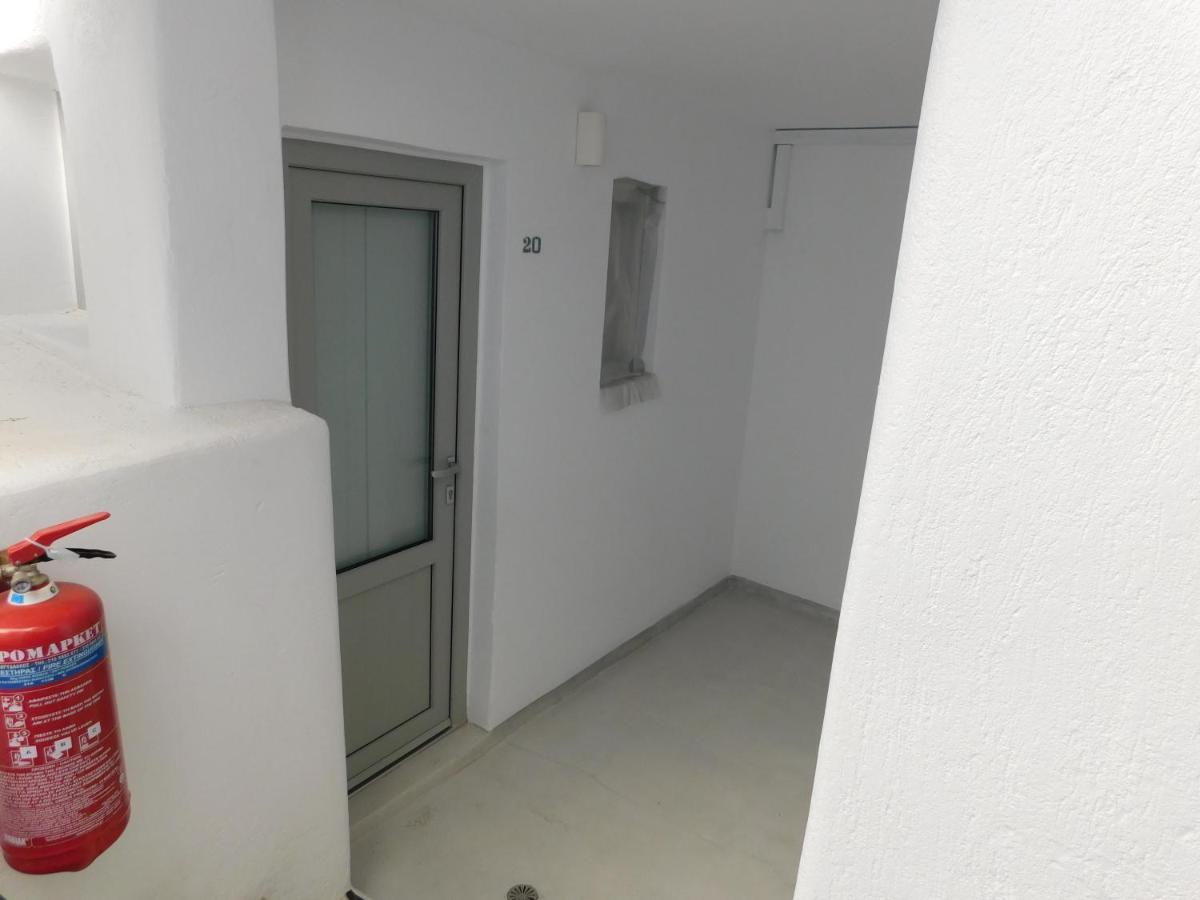 Fira Getaway - Economy Basement Rooms Exteriör bild