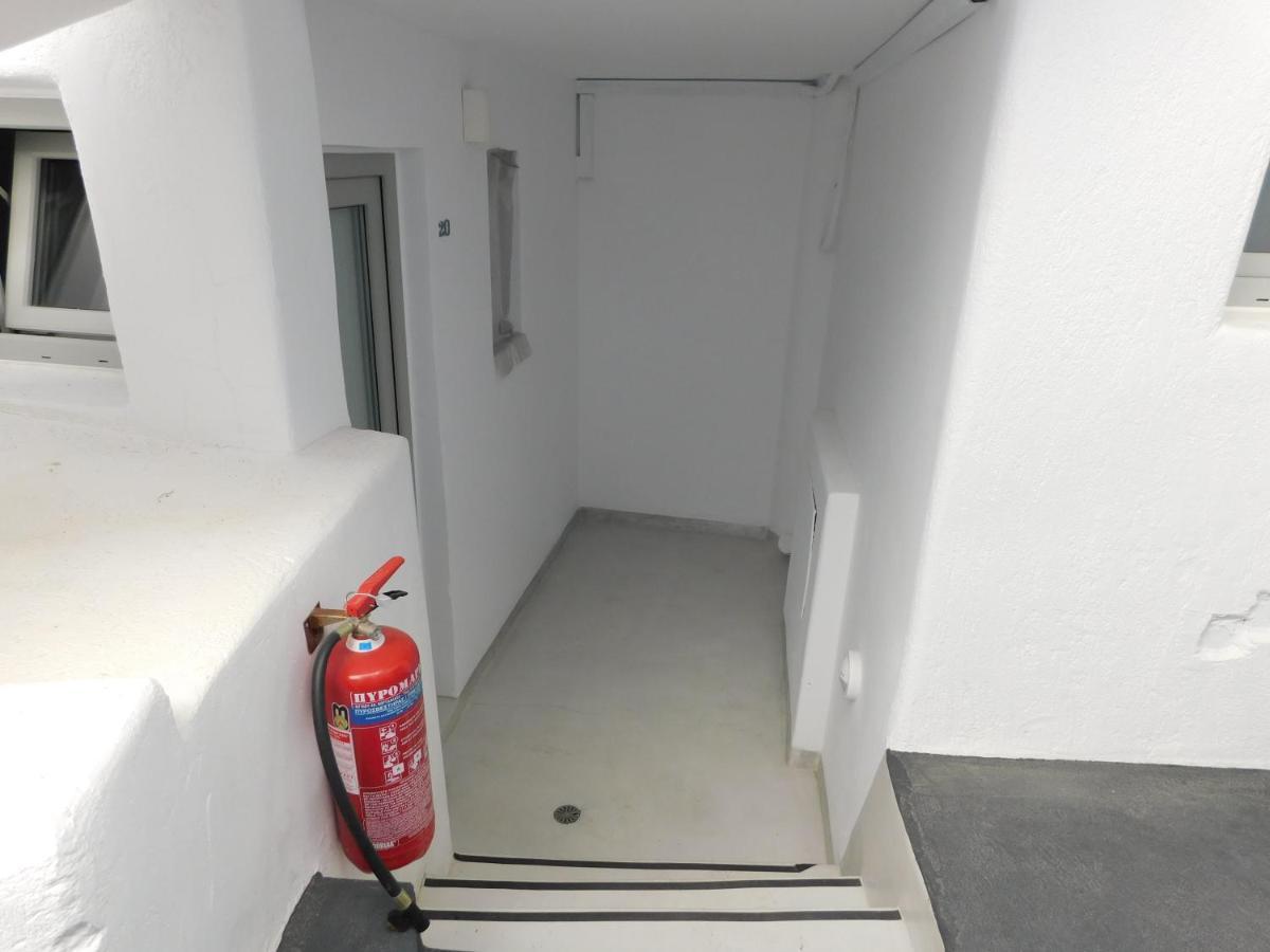 Fira Getaway - Economy Basement Rooms Exteriör bild